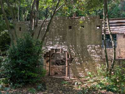 ...ci ritroviamo davanti a una costruzione fortificata che pare l�entrata di un castello, con tanto di feritoie quadrate situate in alto. Al piano terra si apre un grande varco con arco ribassato, parzialmente crollato nella parte superiore
